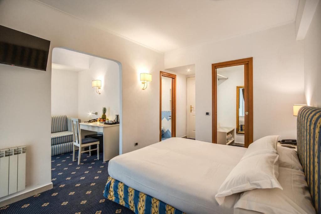 Postel nebo postele na pokoji v ubytování Hotel Napoleon