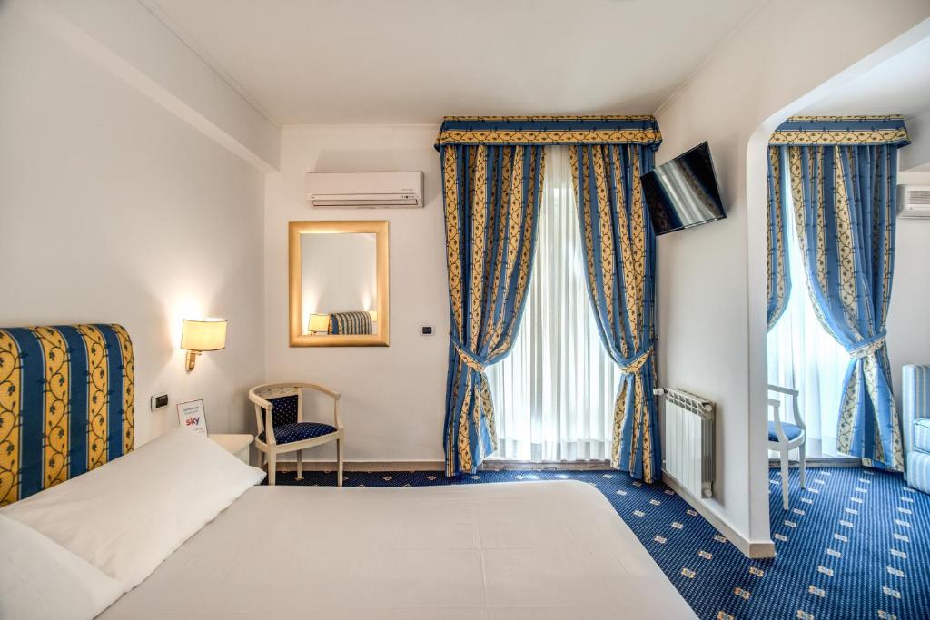 Postel nebo postele na pokoji v ubytování Hotel Napoleon