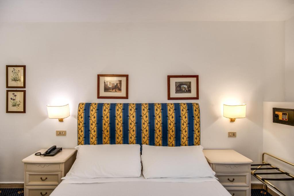 Postel nebo postele na pokoji v ubytování Hotel Napoleon