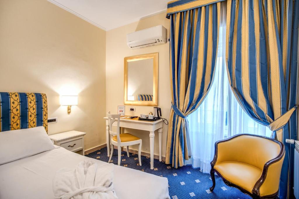 Postel nebo postele na pokoji v ubytování Hotel Napoleon