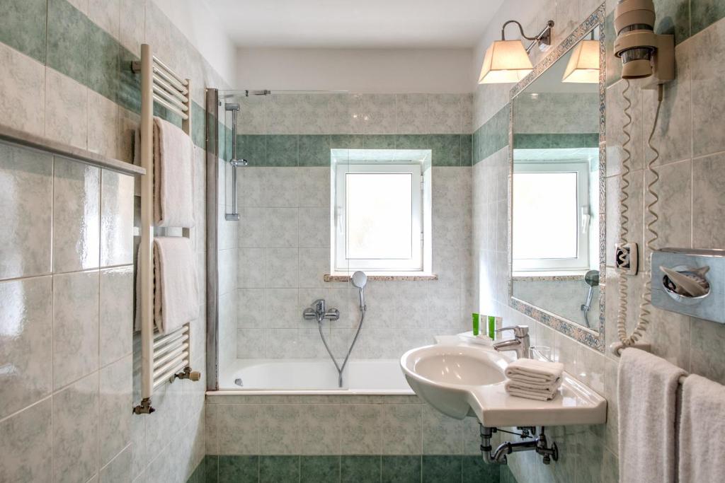 Koupelna v ubytování Hotel Napoleon