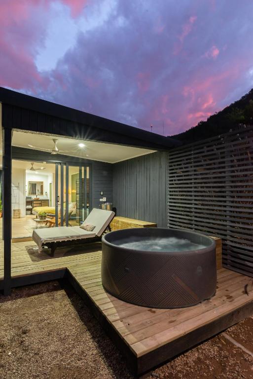 a hot tub sitting on a deck in a backyard at Palcos de Apalta in Santa Cruz