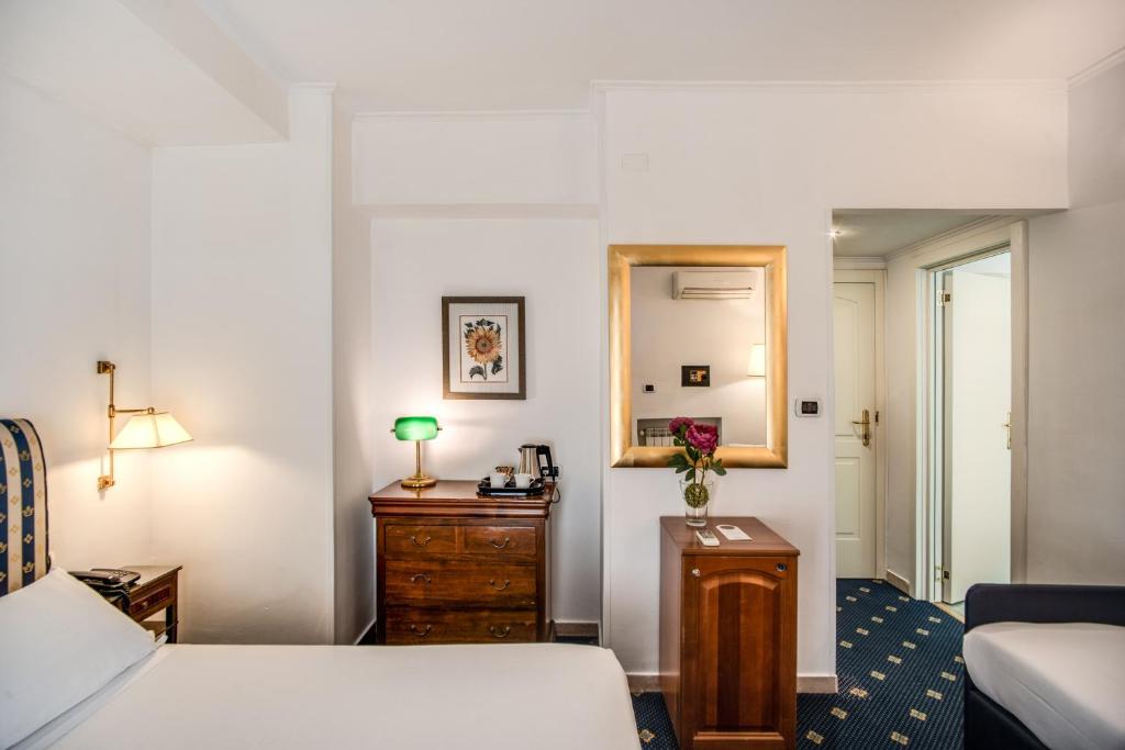 Postel nebo postele na pokoji v ubytování Hotel Napoleon