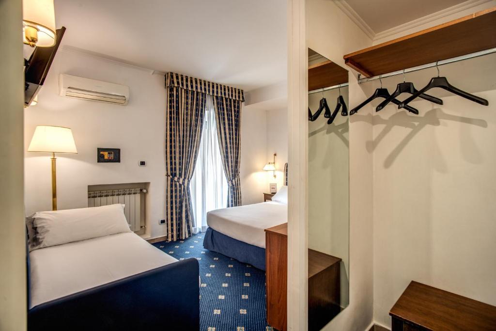 Postel nebo postele na pokoji v ubytování Hotel Napoleon