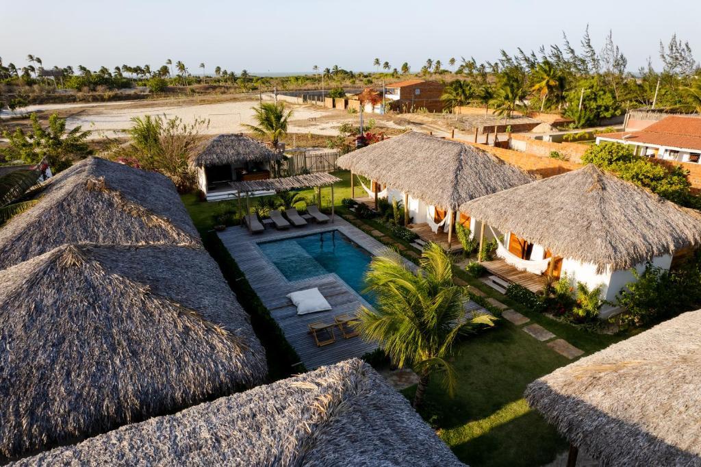 uma vista aérea de um resort com uma piscina em Vilarejo Preá em Praia do Preá