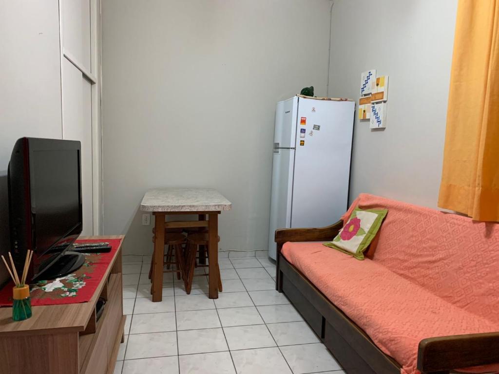 Una televisión o centro de entretenimiento en Apartamento com ótima localização em Capão da Canoa