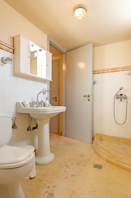 Łazienka w obiekcie Villa Loukia