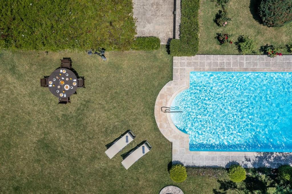 Basen w obiekcie Villa Loukia lub w pobliżu