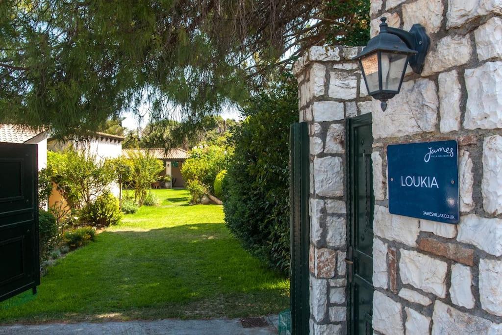 Ogród w obiekcie Villa Loukia
