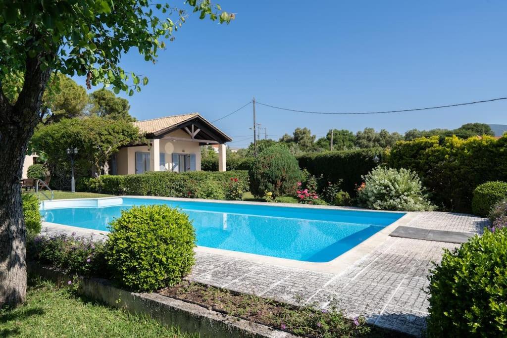 Basen w obiekcie Villa Loukia lub w pobliżu