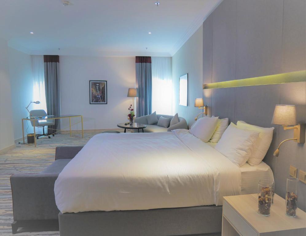 Postel nebo postele na pokoji v ubytování Ramada by Wyndham Doha Old Town