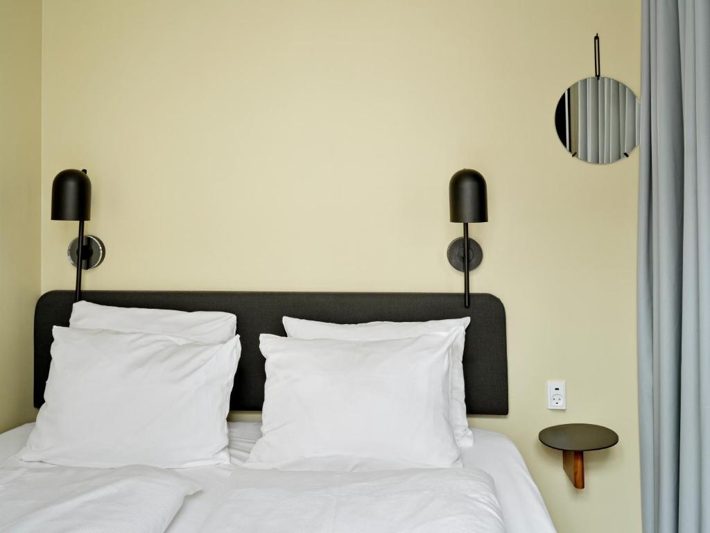 Postel nebo postele na pokoji v ubytování Apēron Apartment Hotel