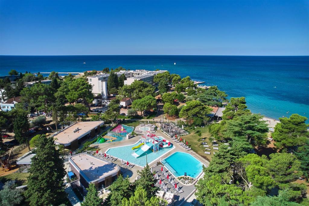 een uitzicht over een resort met een zwembad en de oceaan bij Hotel Sipar Plava Laguna in Umag