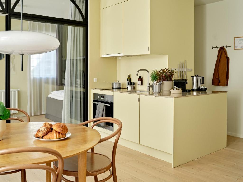 Kuchyň nebo kuchyňský kout v ubytování Apēron Apartment Hotel