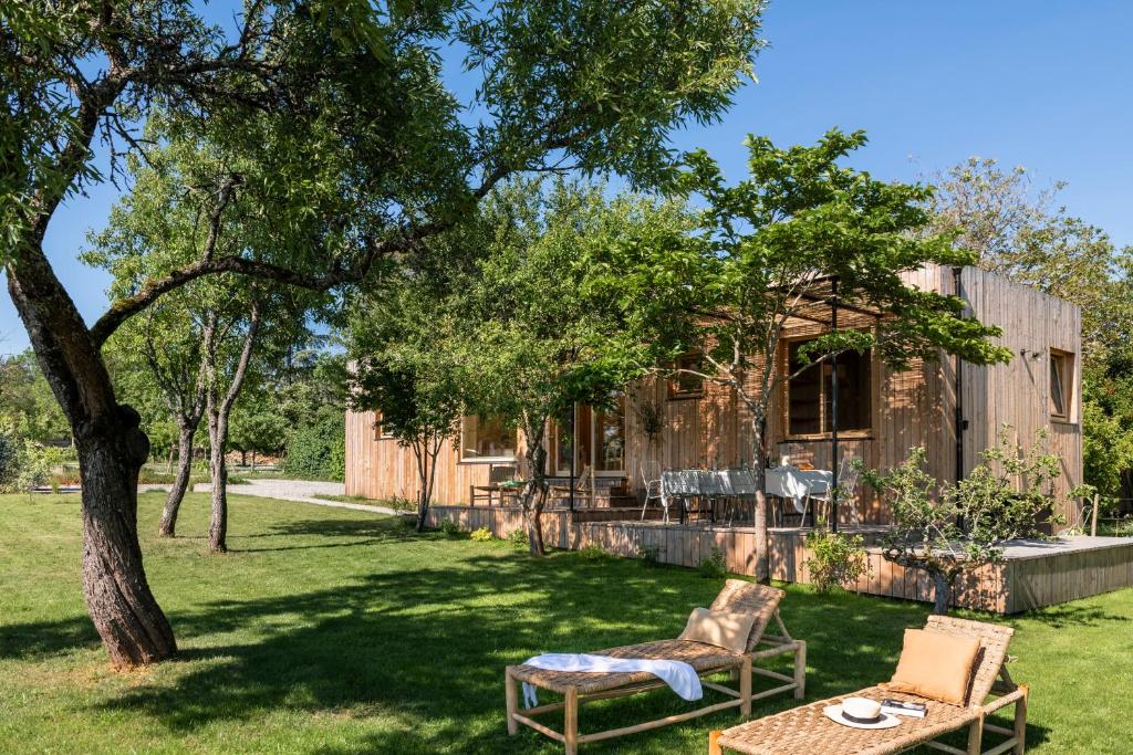 ein Haus mit einem Picknicktisch und Stühlen im Hof in der Unterkunft Casa Ladoit - maison d'architecte vue sur vignes in Mercurey
