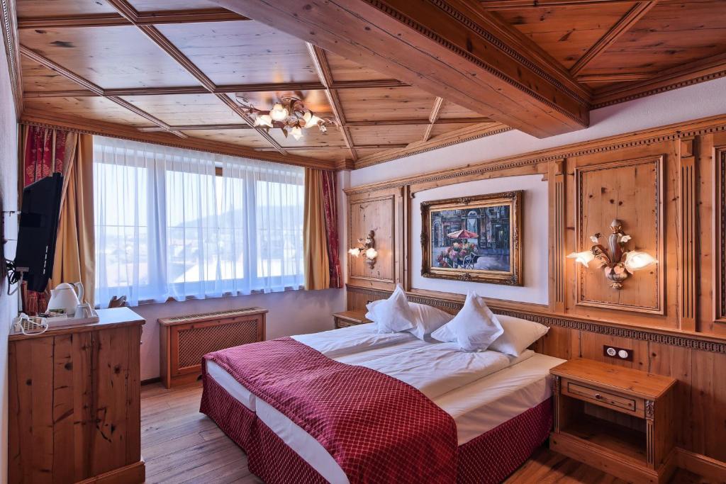 Postel nebo postele na pokoji v ubytování Mercure Sighisoara Binderbubi Hotel & Spa