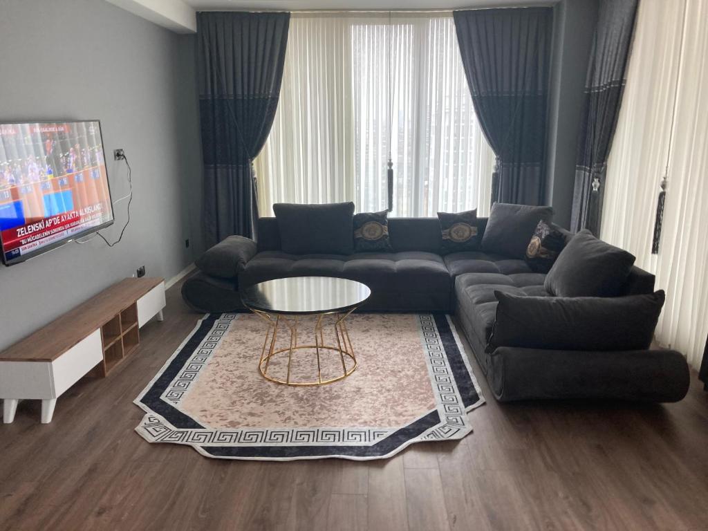 ein Wohnzimmer mit einem Sofa und einem Tisch in der Unterkunft Golden Rose Suit in Istanbul
