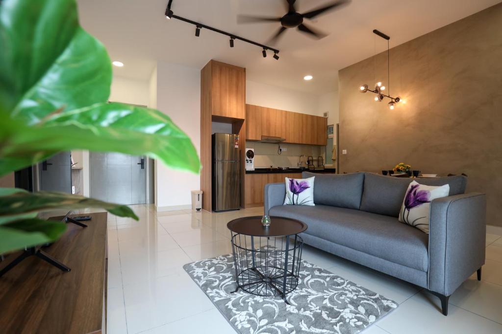 吉隆坡的住宿－Spacious 3-bedroom condo for 5 Pax @ Titiwangsa Sentral KL，客厅配有沙发和桌子