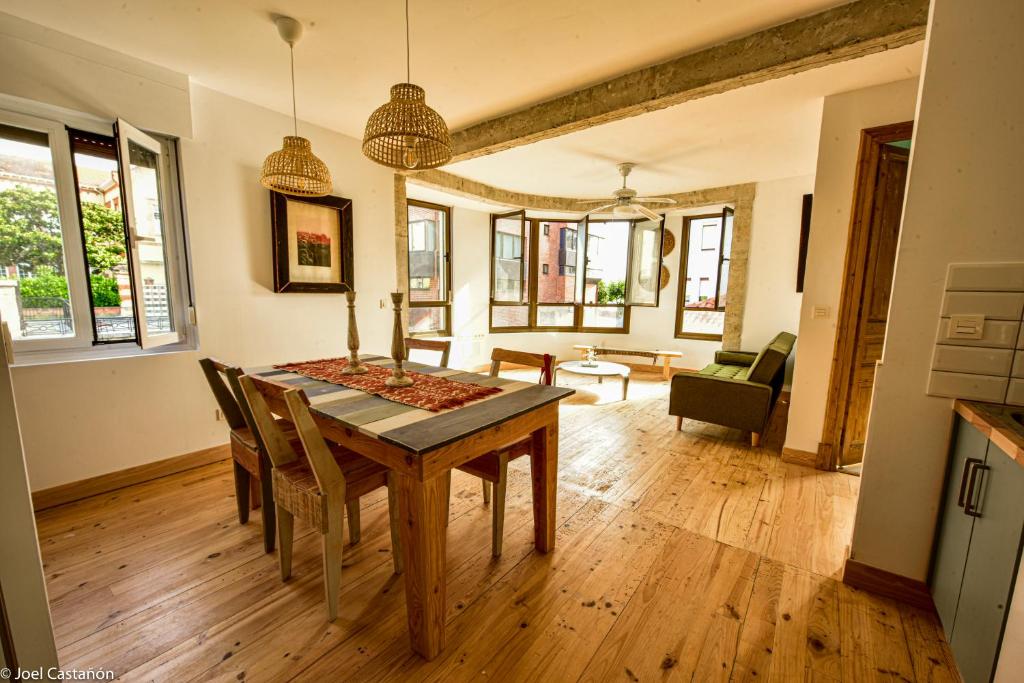 sala de estar con mesa de comedor con sillas en Bermeo Vintage Flat Ideal parejas, en Bermeo