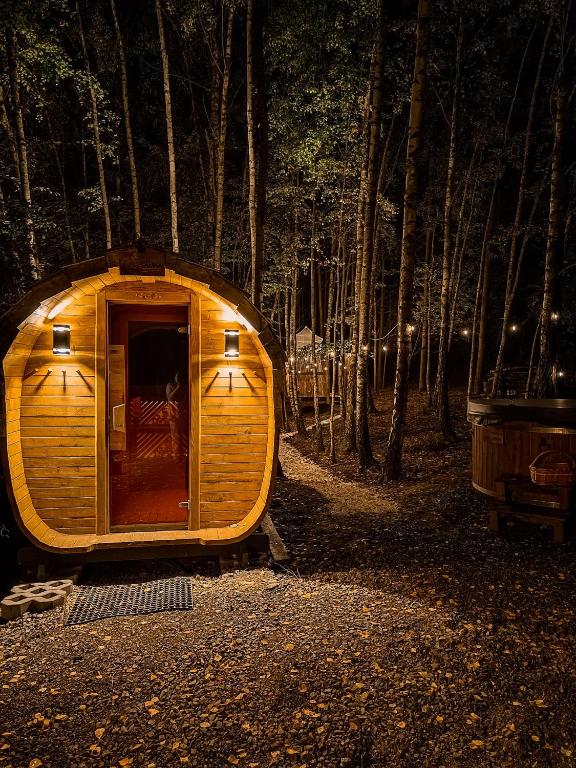 Fotografie z fotogalerie ubytování Jurty z widokiem, prywatna balia- DZIKOLAS GLAMPING v destinaci Krasnobród
