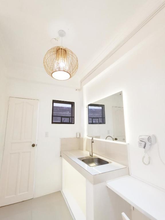 Una cocina o kitchenette en NomadsMNL Hostel