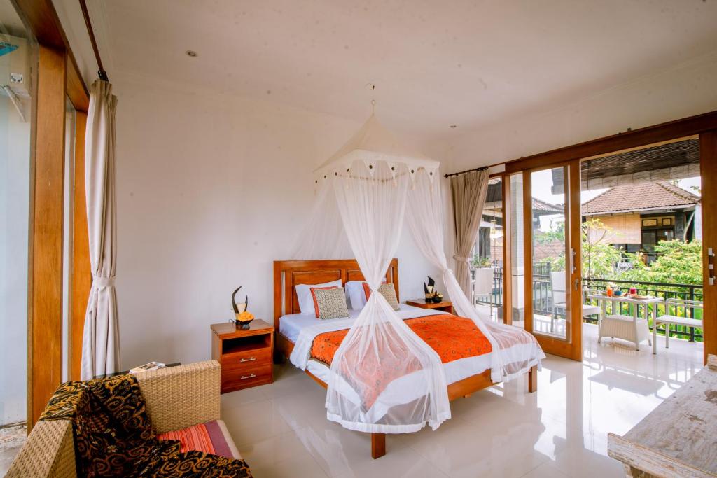 Postel nebo postele na pokoji v ubytování Villa Sekembang Ubud by Purely
