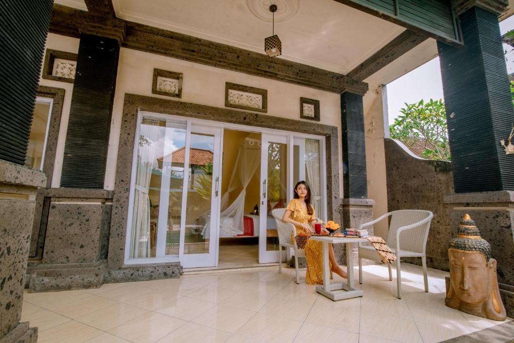 Posezení v ubytování Villa Sekembang Ubud by Purely