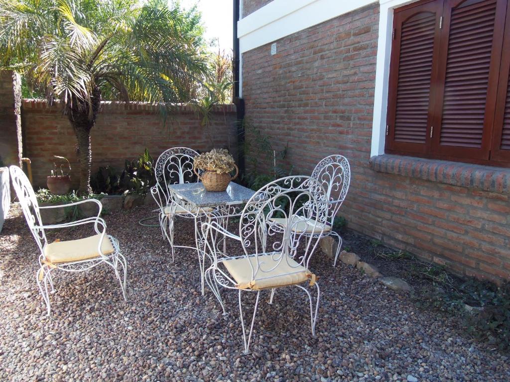 a table and chairs sitting next to a brick building at Romance de Luna in San José