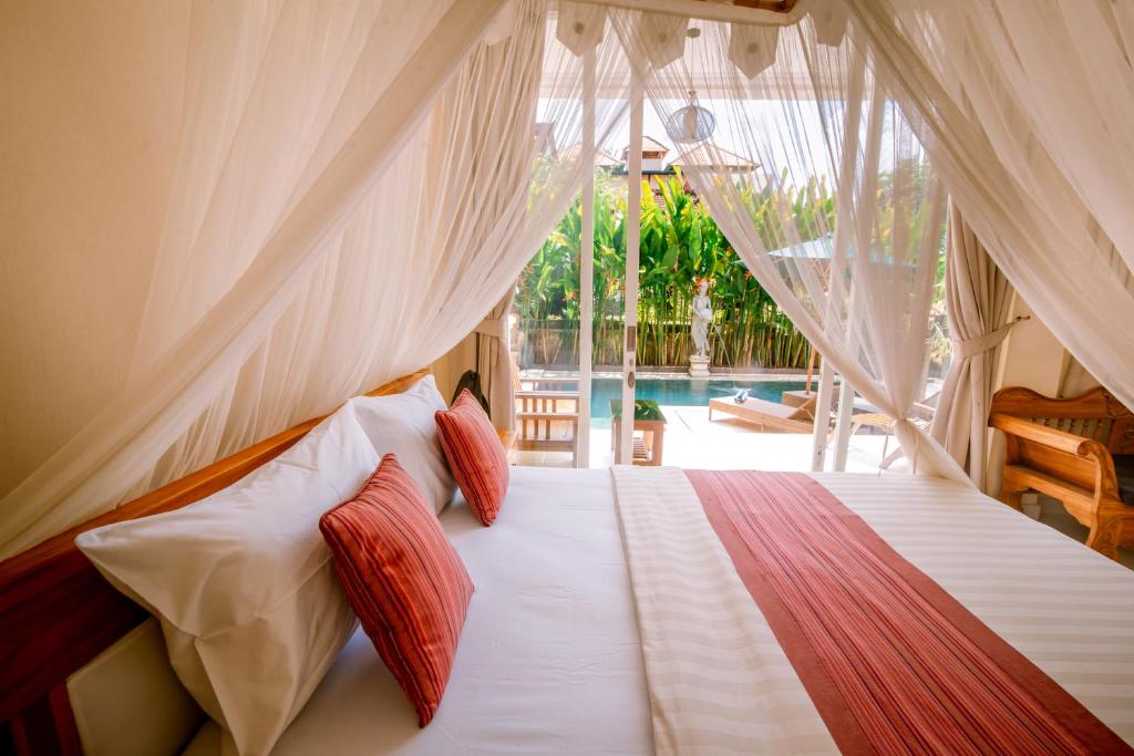 Postel nebo postele na pokoji v ubytování Villa Sekembang Ubud by Purely