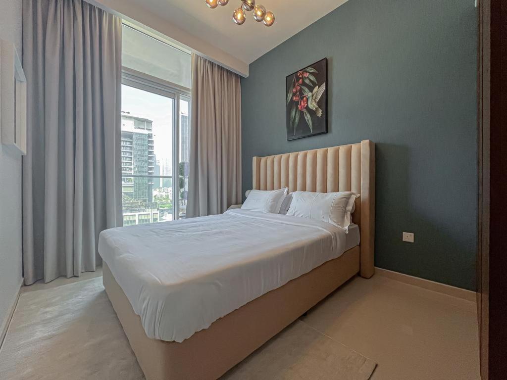 Postel nebo postele na pokoji v ubytování Brand new 1 BDR Apt in Business Bay with Burj-Khalifa view