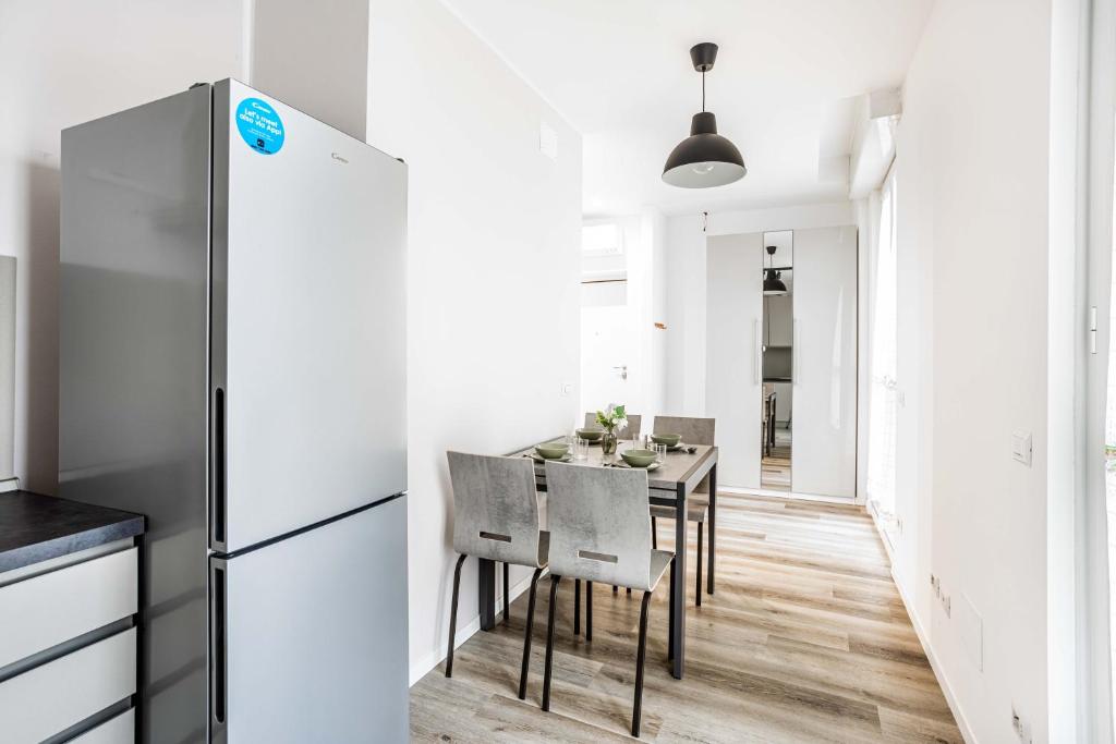 A kitchen or kitchenette at 2 Bedrooms Apt with Terrace - NoLo area Via Varanini