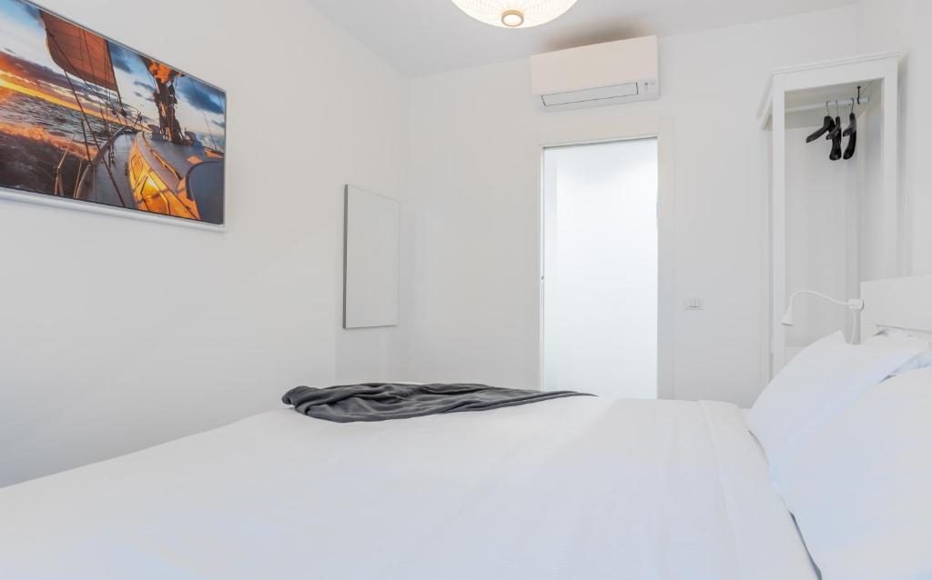 A bed or beds in a room at 2 Bedrooms Apt with Terrace - NoLo area Via Varanini