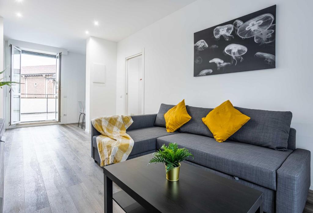 A seating area at 2 Bedrooms Apt with Terrace - NoLo area Via Varanini