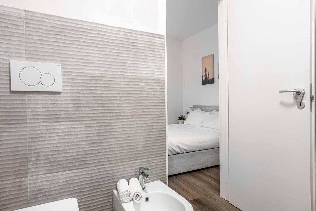 A bed or beds in a room at 2 Bedrooms Apt with Terrace - NoLo area Via Varanini