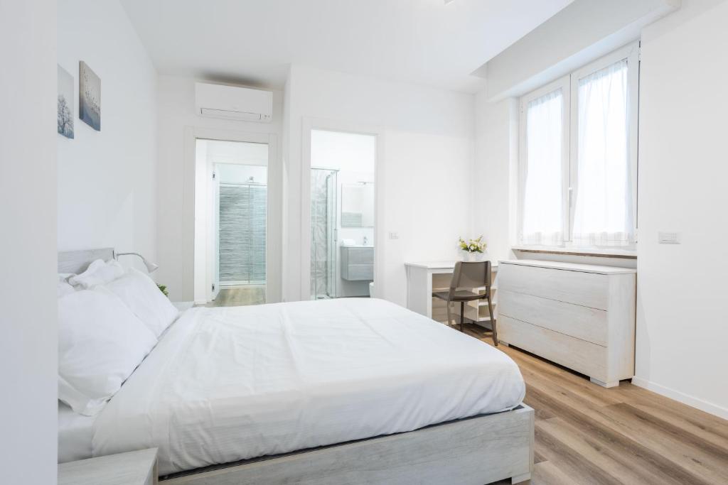 A bed or beds in a room at 2 Bedrooms Apt with Terrace - NoLo area Via Varanini