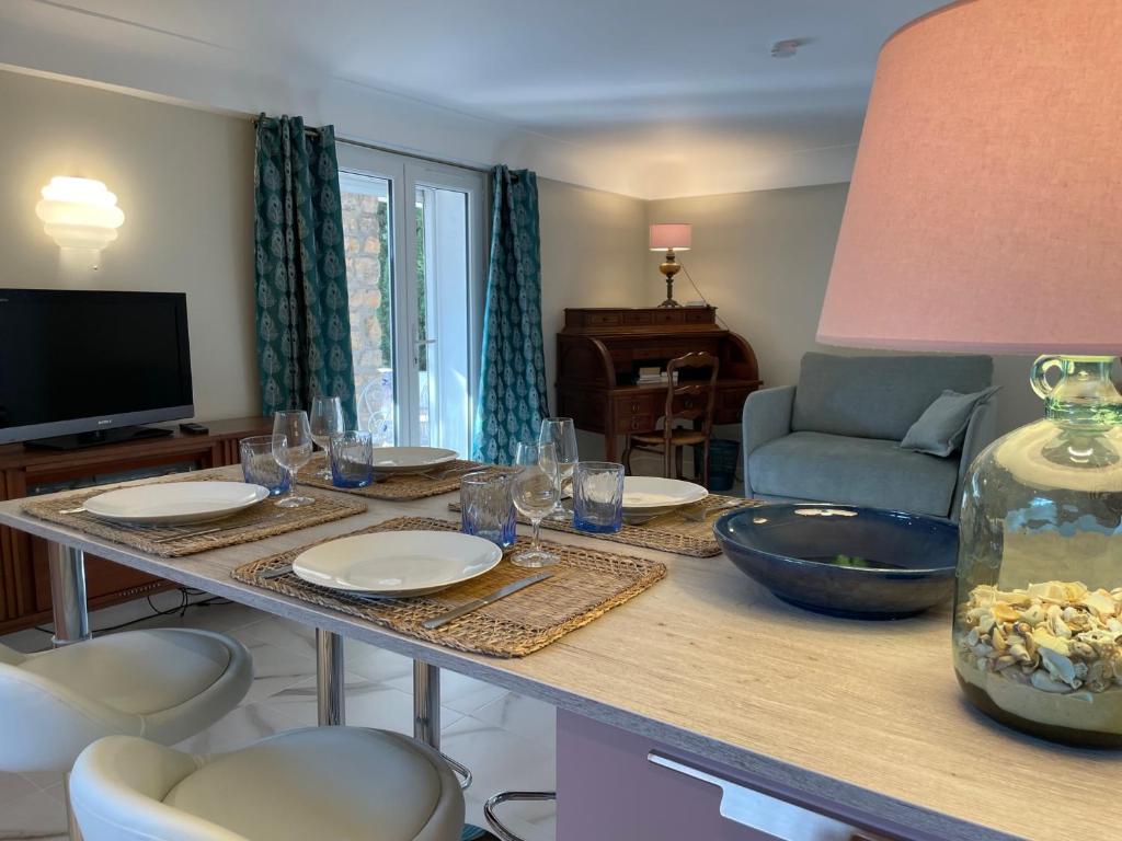 Televízia a/alebo spoločenská miestnosť v ubytovaní Rez-de-chaussée dans grand jardin provençal, à la villa Tatiana