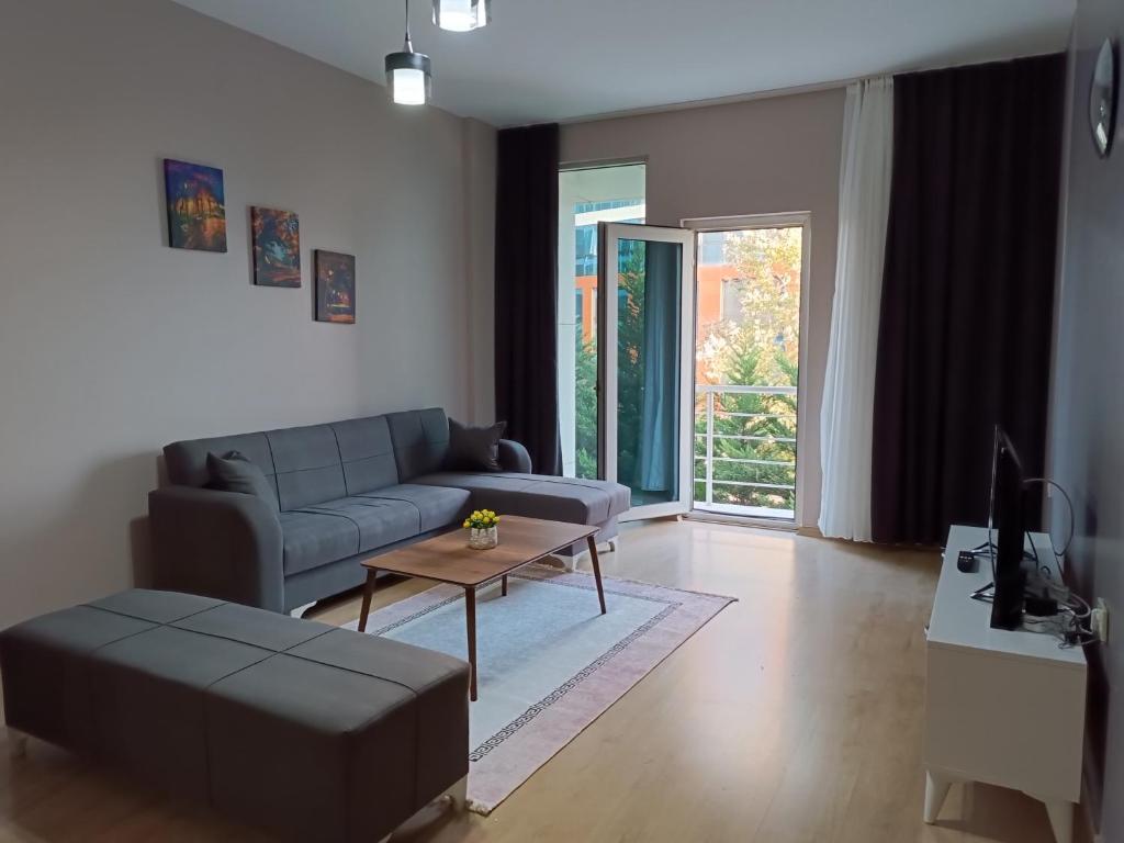 uma sala de estar com um sofá e uma mesa de centro em Nur Sena's House em Istambul