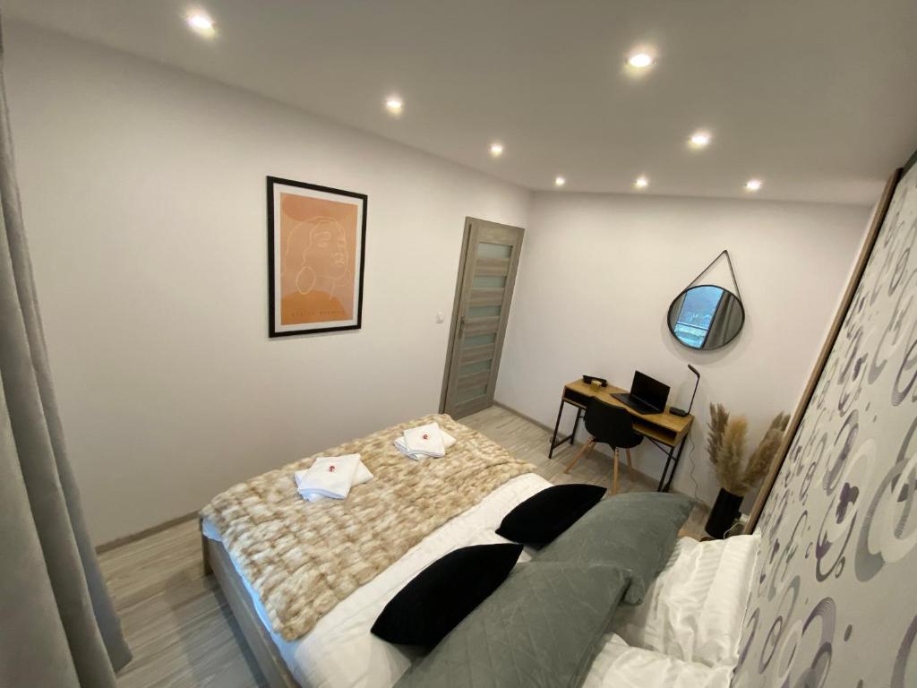 sypialnia z łóżkiem i biurkiem w obiekcie Apartament Majakowskiego DG w mieście Dąbrowa Górnicza