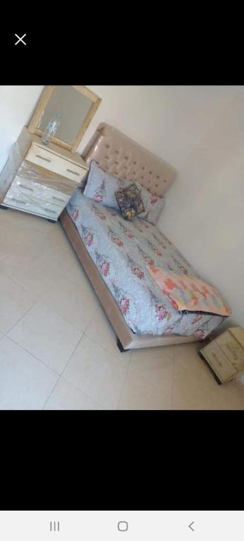 سرير أو أسرّة في غرفة في Rabat agdal