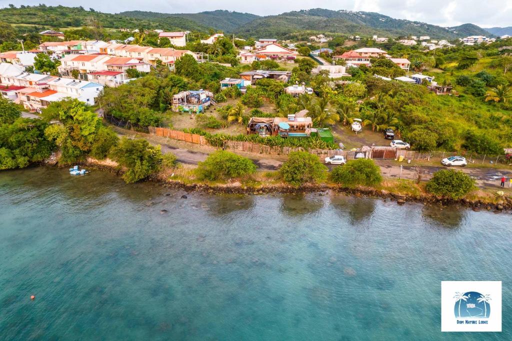 una vista aerea di una piccola isola in acqua di Caraibes insolite a Sainte-Luce