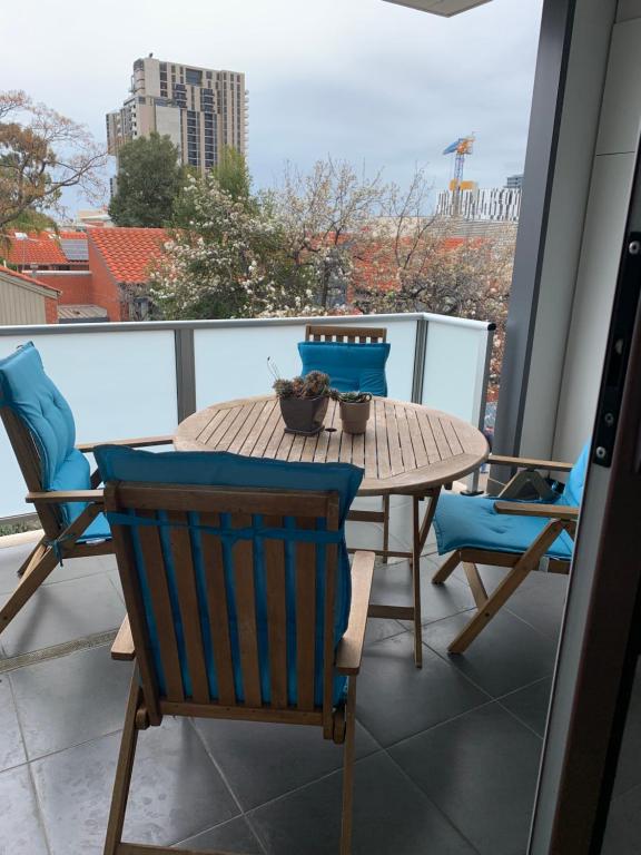 Adelaide的住宿－Central Market Precinct Luxury Apartment，阳台上的木桌和椅子