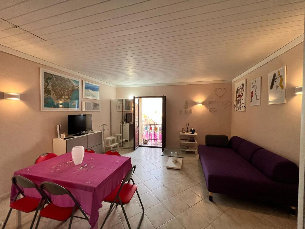 TV a/nebo společenská místnost v ubytování Appartamento Tropheum