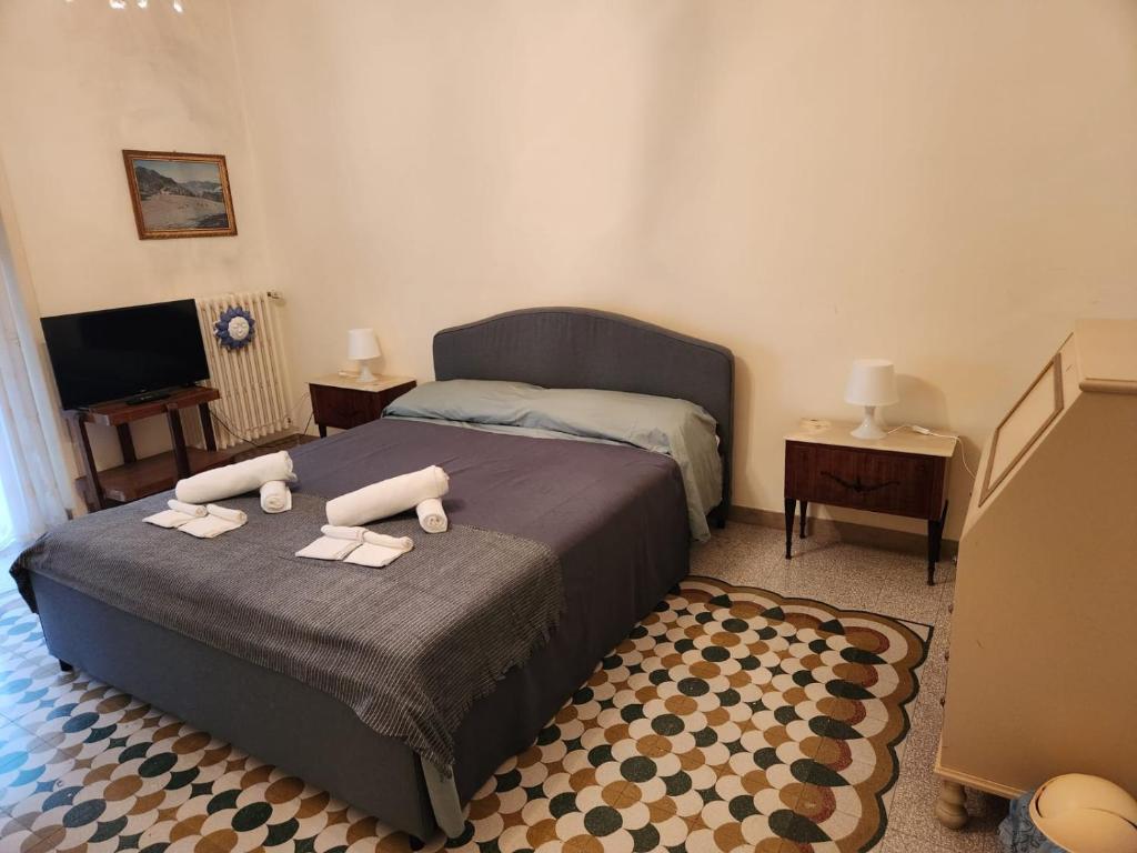 - une chambre avec un lit et 2 serviettes dans l'établissement La grande casa di Puglia, à Gioia del Colle