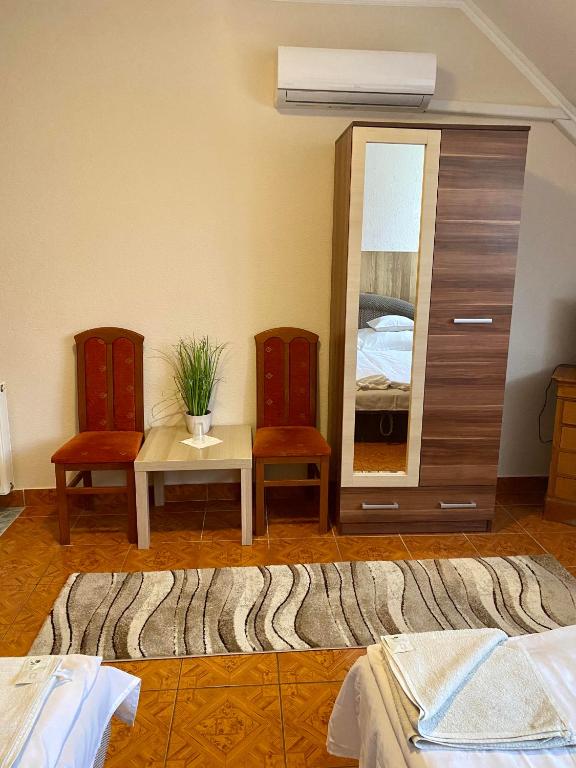 Postel nebo postele na pokoji v ubytování Muskátli Panzió és Étterem