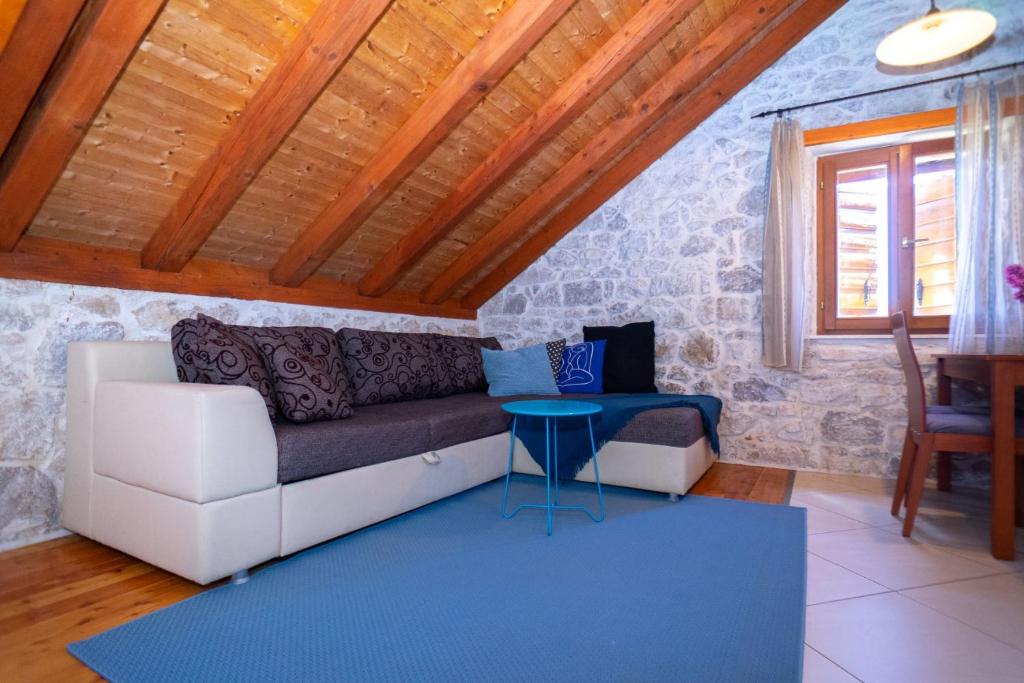 Posedenie v ubytovaní Stone House Marino
