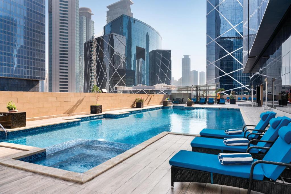 Bazén v ubytování Wyndham Doha West Bay nebo v jeho okolí