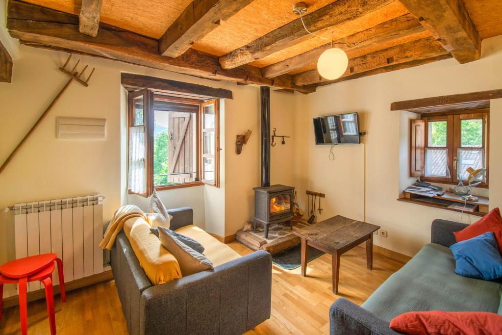 TV a/nebo společenská místnost v ubytování Casa Monaut, acogedores apartamentos a los pies de la selva de Irati