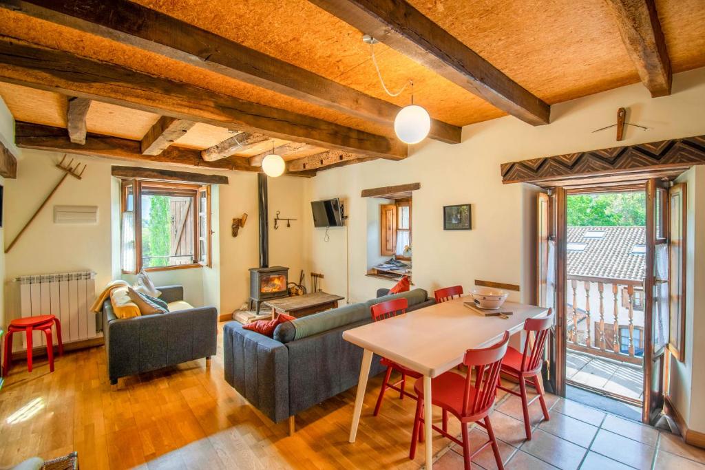 a living room with a couch and a table at Casa Monaut, acogedores apartamentos a los pies de la selva de Irati in Saragüeta