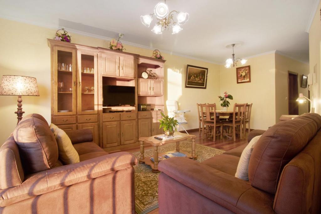 un soggiorno con 2 divani e un tavolo di Palheiro Residence Familiar 1 a Funchal