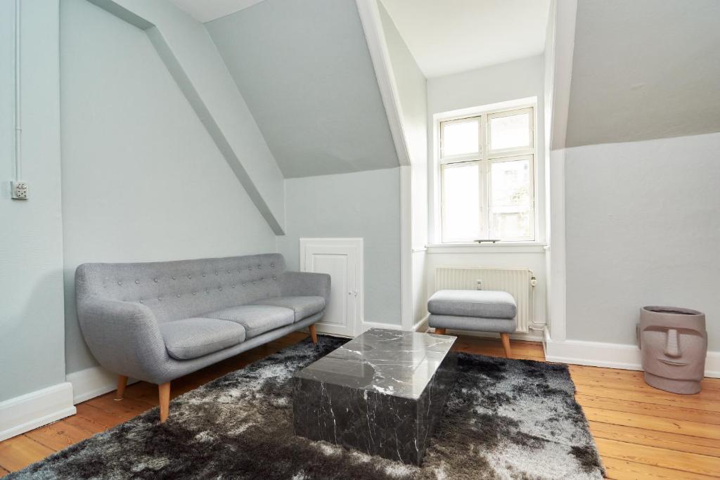 ein Wohnzimmer mit einem Sofa und einem Couchtisch in der Unterkunft Stylish 5 Person Flat in Vibrant Urban Area in Kopenhagen